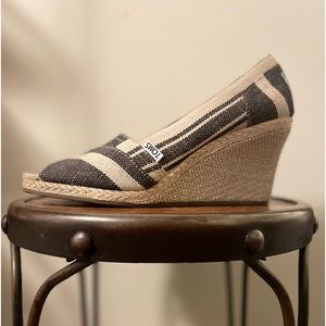 Toms Shoes Womens 10 Kenya Stripe Espadrille Wedge Slip On Canvas Peep Toe